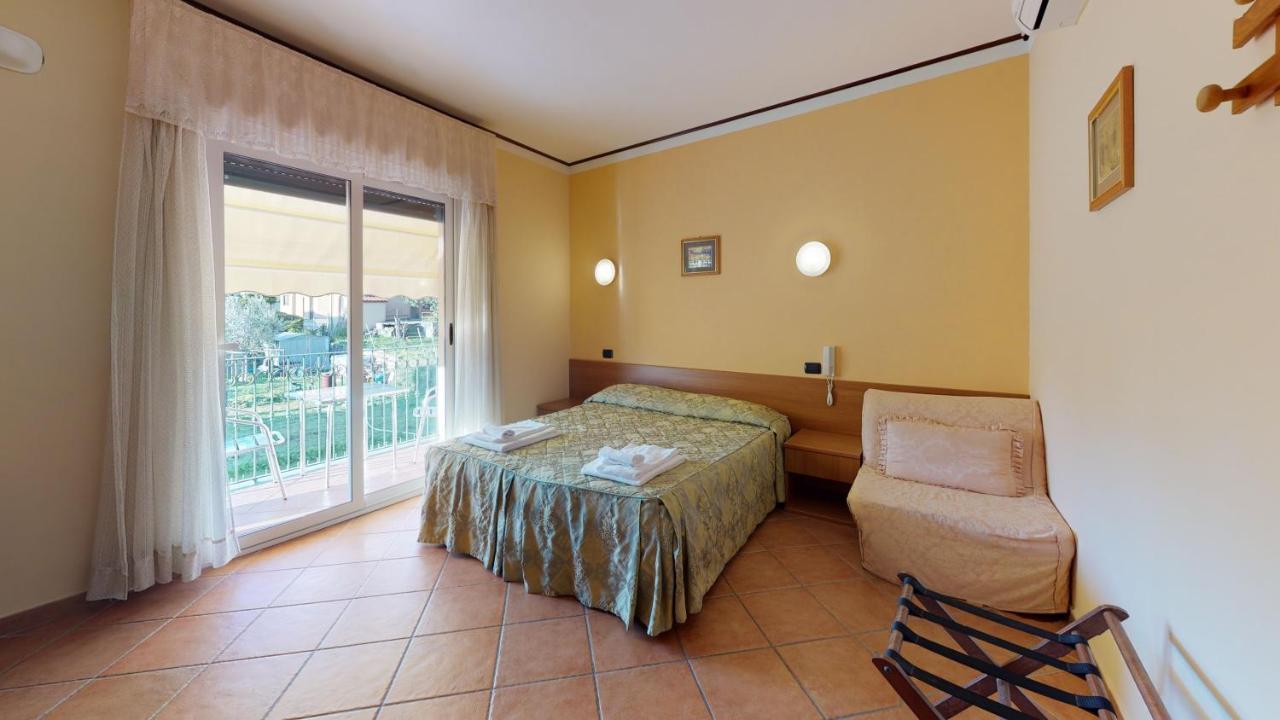 Hotel Residence Mirafiori Лоано Екстер'єр фото